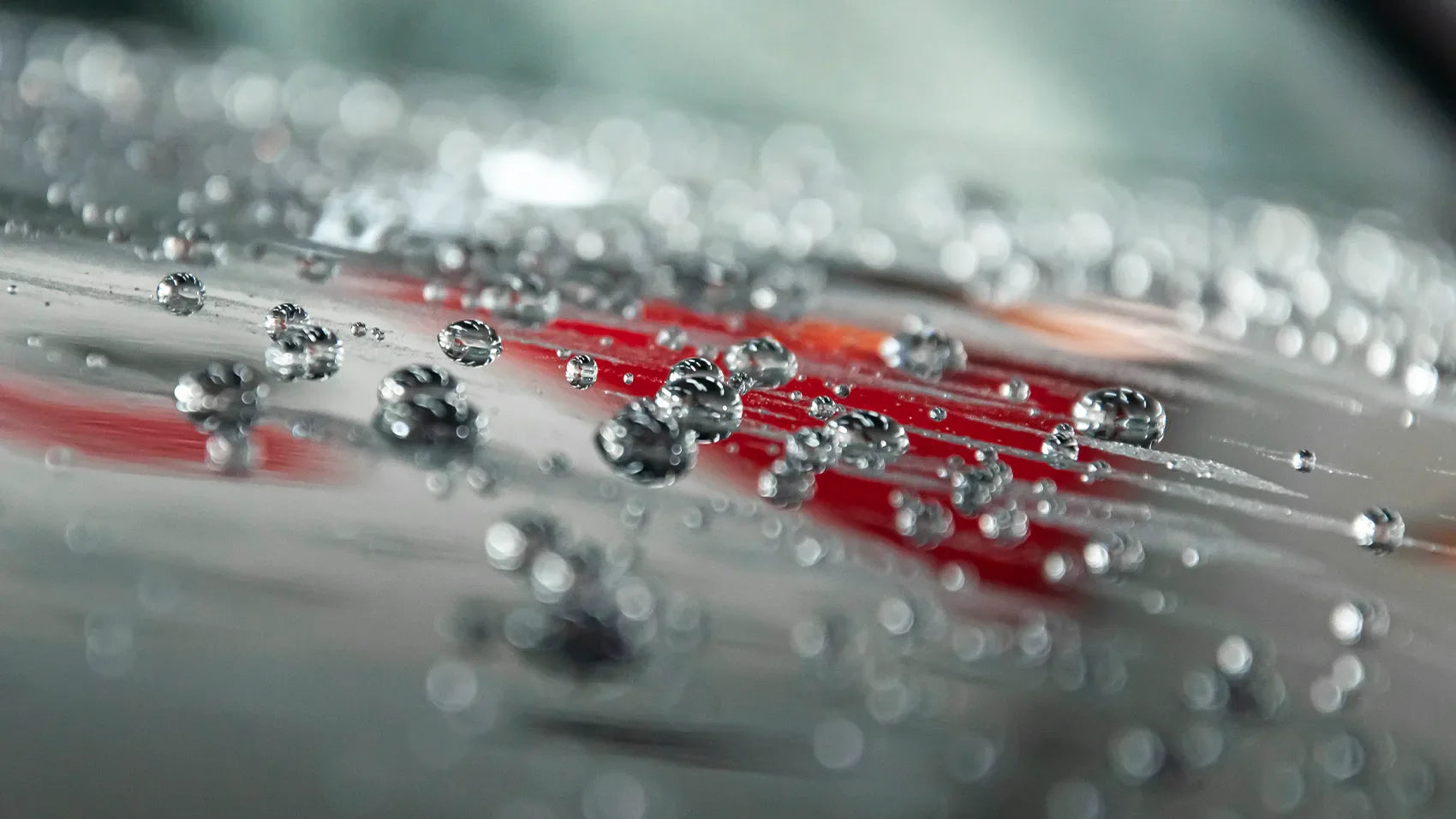Was ist Wasser-Beading und Wasser-Sheeting in der Autopflege?