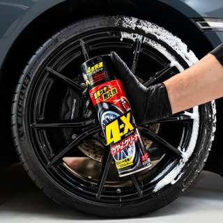Schneller als jedes andere Reifendressing. ✨ 4-X ist das ideale Produkt, um gleichzeitig zu reinigen und einen Glanzeffekt auf der Reifenflanke zu erzielen. Nehmen Sie es bei Ihrem nächsten Besuch in einer SB-Waschanlage mit!

#soft99 #autopflege #detailing #japan #auto