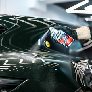 Es ist ratsam, den Lack kurz vor dem Wachsen zu entfetten. Verwenden Sie etwas Effektives, das länger verdunstet und besser reinigt als Isopropylalkohol mit Wasser. Verwenden Sie Silicone Off. 👌
---
#soft99 #autopflege #detailing #japan #auto